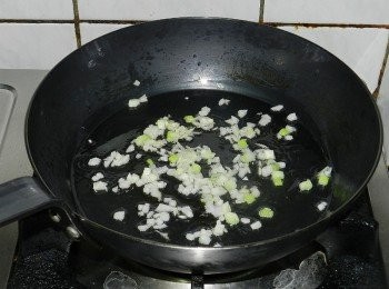 step2: 起一油鍋，蔥白、薑蒜末爆香