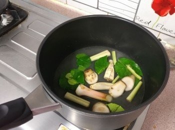 step2: 將雞湯，香茅，南薑片，檸檬葉放在煲內用中火煮滾