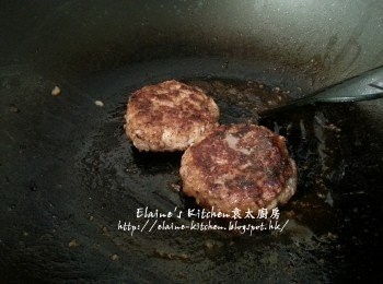 step12: 加入1碗水份量蓋上蓋轉慢火煮5分鐘至水份收乾