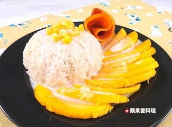 step3: 組裝：用碗盛「<span class="group_2">椰奶飯</span>」，倒扣在盤子上。擺上「芒果」，將「<span class="group_3">椰奶淋醬</span>」淋在「<span class="group_2">椰奶飯</span>」上。
