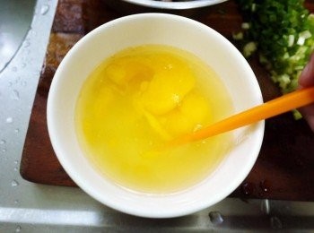 step3: 蛋加少許的鹽與高湯(約一大匙)拌均成蛋液