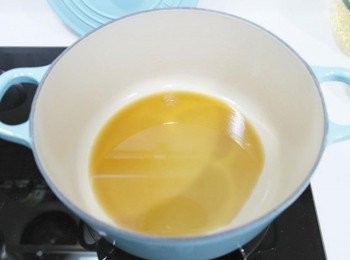 step3: 取一鍋倒入麻油後開小火熱一下~~記得小火..不然麻油會變苦喔!!!