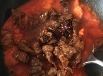 step5: 接著倒入牛腩一起翻炒。