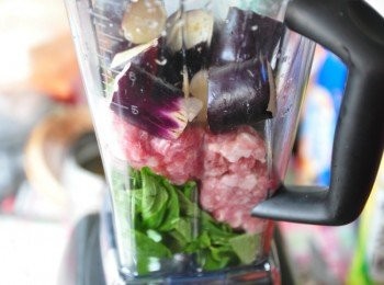 step3: 加上一大匙的橄欖油，試試OSTER的旋轉威力吧!