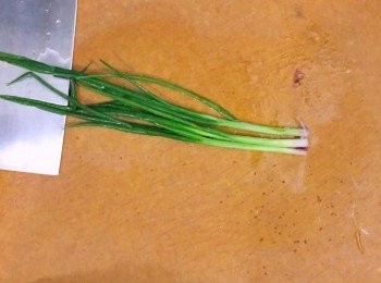 step2: 蔥洗淨去根部｜將蒜、薑、蔥放入耐熱密封袋