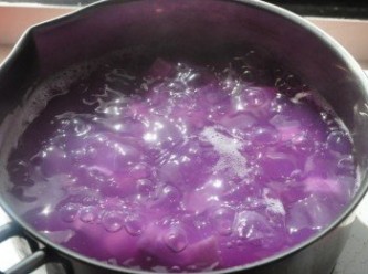 step4: 放入滾水中滾煮，紫色的山藥會將水染成漂亮的紫色喔!