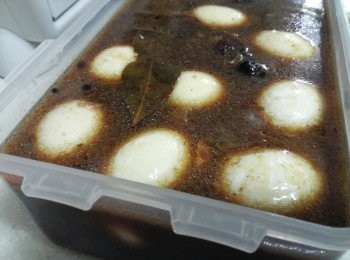 step9: 將已降溫的鹵水汁倒進有雞蛋的盒子, 放涼後冷藏, 浸泡一天, 完成!