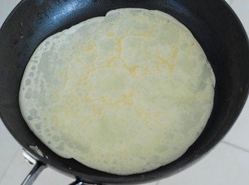 step3: 燒熱平底鑊後，下少許牛油，下兩湯匙左右粉漿，沾均鑊面，用中火煎至周邊變乾，然後反轉再煎