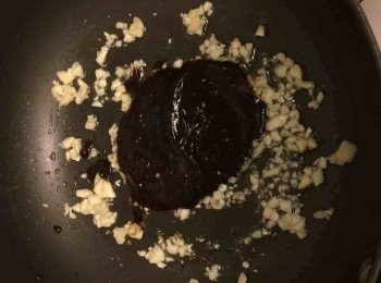 step1: 先把意粉串入腸仔，每條腸仔我串了5條意粉。然後滾水落油，煮意粉至8成熟，撈起備用。用鍋落油爆香蒜蓉，然後炒至微金黃。加入所有醬料炒匀。