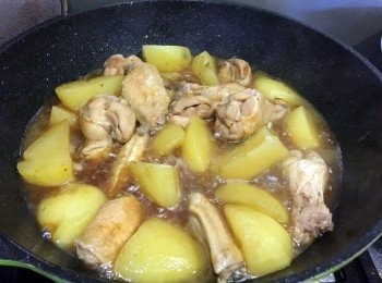 step3: 加入已半熟的薯仔和<span class="group_3">醬汁料</span>，加水量剛好蓋過材料，加蓋中小火煮10-15分鐘