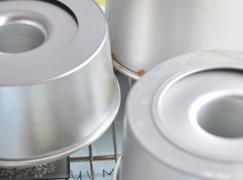 step4: 出爐倒扣放涼，徒手脫模。