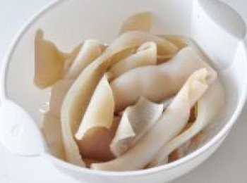 step3: 豬皮和冷水一起加拍散的薑塊一起煮開。放入料酒繼續煮 5分鐘。