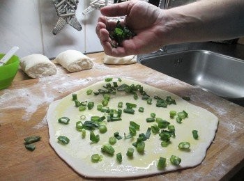 step4: 麵糰桿成麵餅，先刷上一薄層橄欖油，再灑上青蔥(請適量，若太多麵餅會太厚不好煎)。