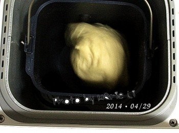 step1: (Panasonic SD-BMS105T Mode14 麵包麵糰模式)

首先將材料 (1)~(6) 全放進麵包機容器中
酵母粉置於麵包機的酵母容器中
選擇模式為 Mode14 《麵包麵糰》模式
讓機器跑完全程，約一個小時左右。