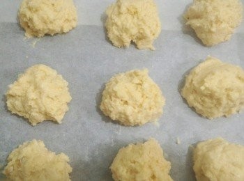 step3: 再用湯匙挖出一小團放到烤盤上,190度烤25分鐘就完成