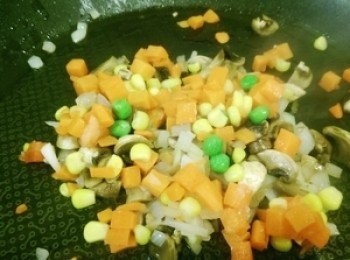 step6: 利用鍋內的油脂先放入洋蔥丁炒香後 再放入磨菇蕃茄冷凍蔬菜拌炒