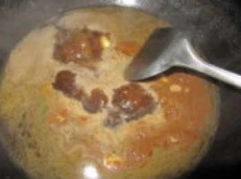 step4: 水開了後把五香粉放下去，再放囟水。