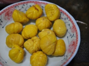 step5: 將去殼膜的栗子沖洗一下備用