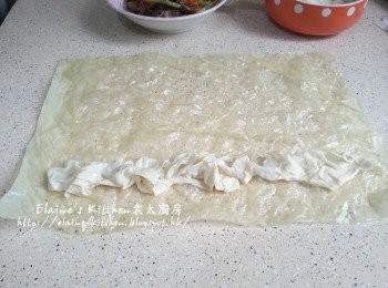 step6: 腐皮用濕布抹一抹 , 先放上煮軟的腐皮碎