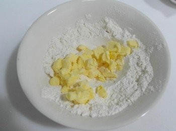 step2: 將中筋麵粉過篩後加入小丁奶油~~