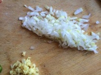 step4: 蔥薑切末備用！