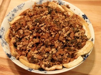 step6: 取一大湯碗，將煎好的豆腐排列鋪在碗內。
再將炒好的梅菜肉碎（連醬汁）放上去。