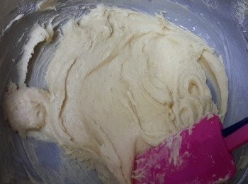 step3: 再篩入麵粉及泡打粉，拌勻