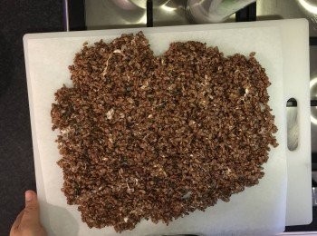 step3: 將成品放上牛油紙上，輕輕壓平至大概2cm 厚
放入雪櫃15分鐘，雪硬後切割成小塊即可。