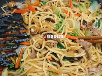 step10: 小白菜煮軟時，放入油麵，拌勻；灑白胡椒粉，拌勻；起鍋前，從鍋邊倒烏醋，拌勻即可。