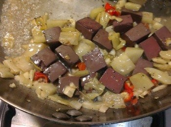 step5: 再加入白酒嗆鍋，再加入少許的冷開水，讓豬血熟透