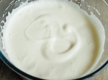 step1: 用電動打蛋器高速打發雞蛋和糖，打發至白色，蛋糊濃稠，蛋糊可劃出8字（需打發約4 -5 分鐘）