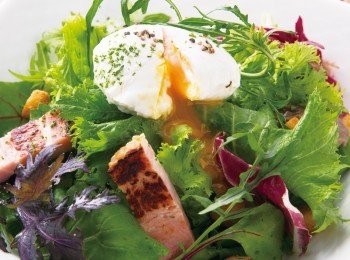 step6: 將蔬菜與法式油醋醬混合，盛盤。 放上2的水波蛋、4的培根、5的雞胗以及麵包丁。 撒上胡椒與荷蘭芹碎末。