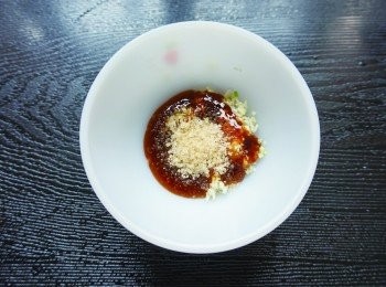 step4: 在趁碗粿蒸煮的時候，將醬汁材料拌勻備用。