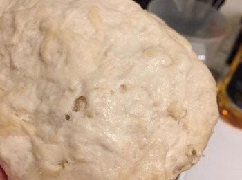 step2: 加入油份，將油份抓進麵團中，麵團不必光滑，