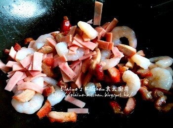 step6: 燒紅鑊 , 先爆香叉燒 , 加入火腿 , 蝦仁及少許鹽調味炒香