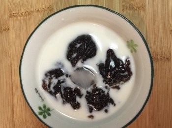 step5: 兩小時後取出切成適當的大小後加入鮮奶即可享用