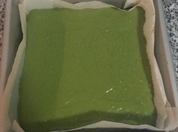 step8: 將剩餘的<span class="group_2">抹茶卡士達醬</span>全數輕鋪在第一層的蛋糕上,並將表面抹平,繼續以烤溫150-160烤5分鐘.