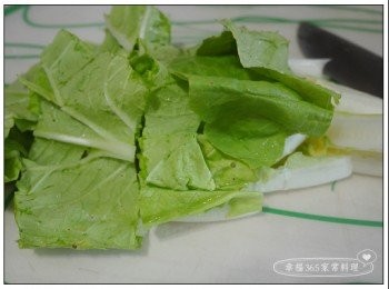 step2: 白菜洗淨後切小段。