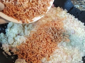 step5: 再按次序將蝦米放入鍋內炒勻。