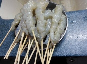 step4: 長竹籤剪開兩條,將蝦由尾穿上