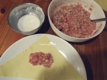 step6: 一次取3.4層（太薄會破）千張斜角對切.包入餡料.用太白粉漿黏著