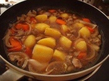 step6: 倒入昆布柴魚高湯，大約能沒過<span class="group_1">食材</span>即可。然後加入砂糖，味啉，生抽，輕輕攪拌均勻，等水沸騰後就放入肉片，去浮沫後蓋上蓋子中小火煮15分鐘。