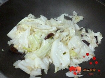 step2: 放入高麗菜用大火炒一會