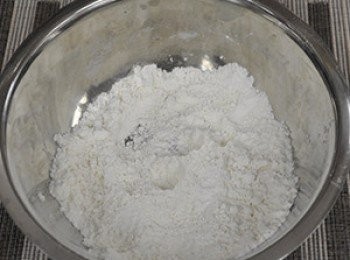 step3: 將麵粉與泡打粉過篩。