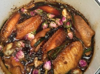 step5: 可以順手反一反<a href="https://bit.ly/3zHU5V3" target="_blank" data-keyword="雞翼" class="guide-link"><strong>雞翼</strong></a> <span style="display:inline-block;vertical-align:middle;margin-top:-3px;color:initial;border-radius:3px;padding:2px 3px;font-size:12px;line-height:14px;background:#87d300;color:#fff;">即買</span> 令表面上色更均勻, 然後加蓋熄火焗約 20 分鐘