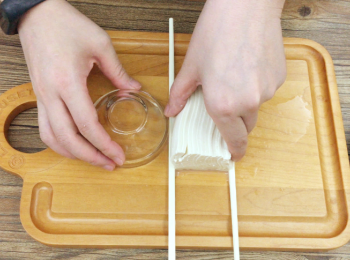 step5: 切完後，用碗頂實以便豆腐傾斜。