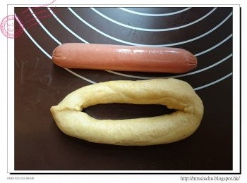 step5: 長條型放成U型, 收口位按實。把腸仔放中間。