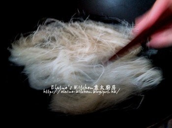 step5: 將米粉放入水中煮至鬆散軟身盛起