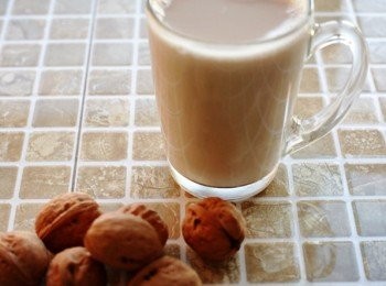 step2: 然後核桃碎放入鍋中，加適量清水煮熟，最後下糖拌勻。煮好后的核桃露再過下篩，去掉殘渣，完成~