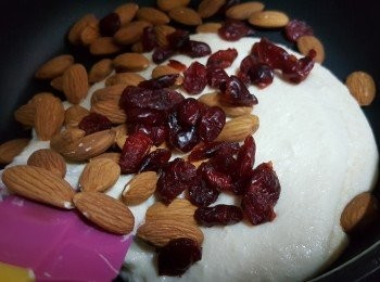 step5: 將紅莓乾和杏仁倒入，混合均勻